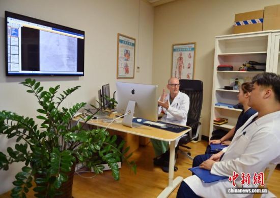 10��17���������L(zh��ng)����������(��һ)�������t(y��)���������g(sh��)��(j��ng)�(y��n)������ �z