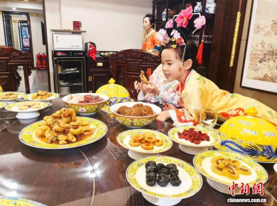 2��5��������ʡ�������������M����Сʳ��Ʒ�L���M��˴��롱����������ӛ�� ʯ���� �z