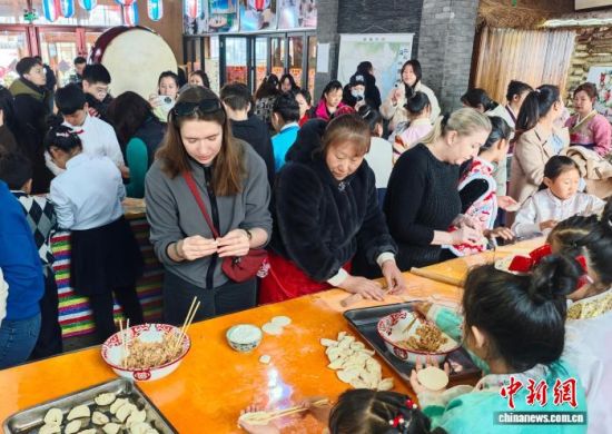 3��8�������ְ��D�����_˹�ο��w��������w���� �z