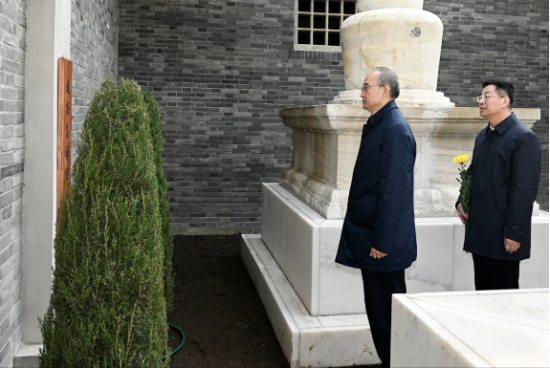 4��5����ʡί��ӛ�S��(qi��ng)���w��־��܊�o(j��)���^����Ӣ�ң�׷˼����Ӣ�۲��๦������?y��n)�����?d��)���������ź͇��Ҹ���(qi��ng)��Ӣ�«I(xi��n)���ĸ��������¾���